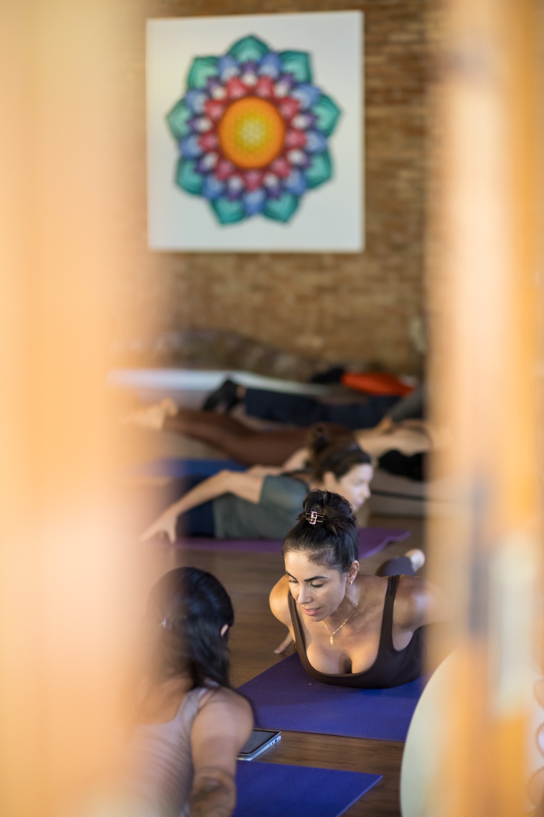 Aula de Yoga em grupo no estúdio da Ju Dias